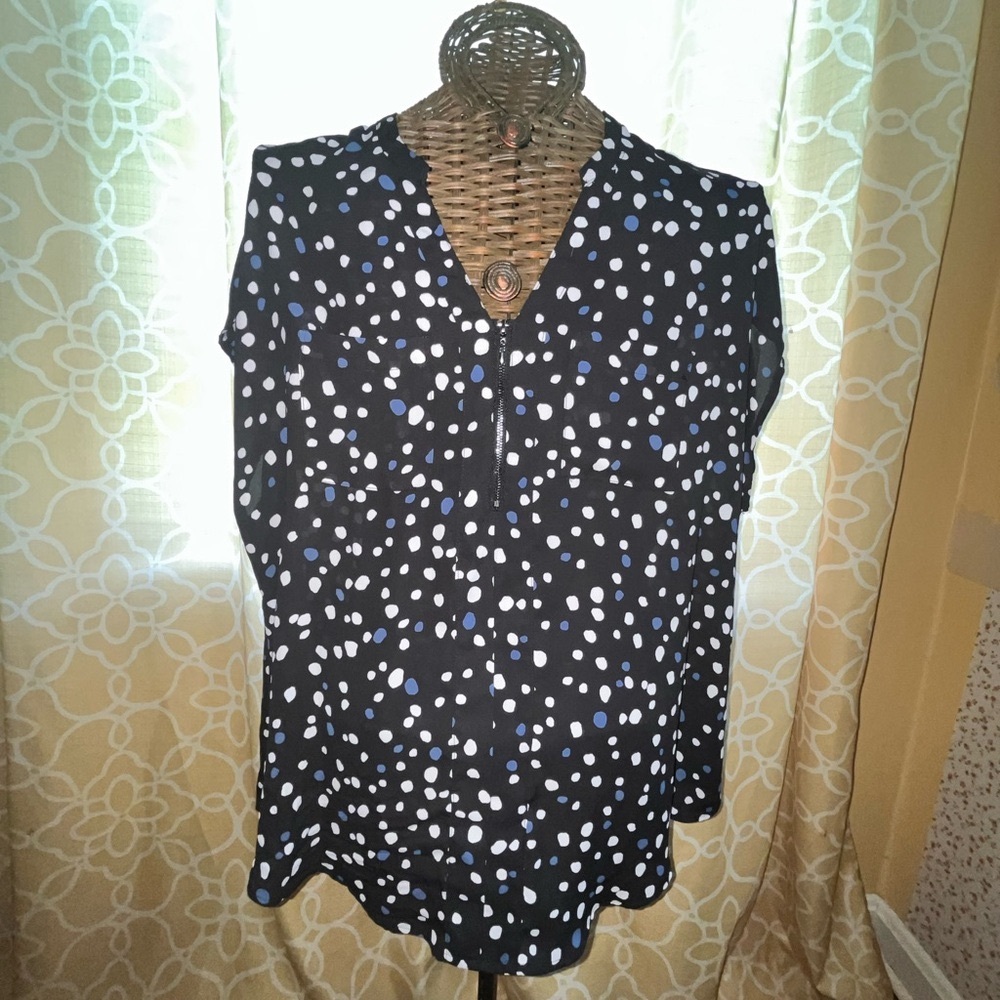 Torrid Black and White Short Sleeve Zipper Fron Blouse with Mandarin Collar EUC